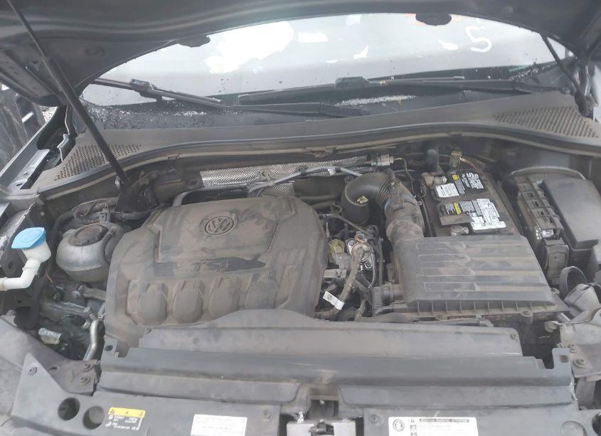 Photo 10 of 2019 Volkswagen Tiguan 2.0T SE/2.0T SEL/2.0T SEL R-LINE/2.0T SEL R-LINE BLACK (VIN 3VV3B7AX9KM046195)