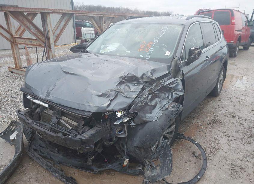 Photo 2 of 2019 Volkswagen Tiguan 2.0T SE/2.0T SEL/2.0T SEL R-LINE/2.0T SEL R-LINE BLACK (VIN 3VV3B7AX9KM046195)