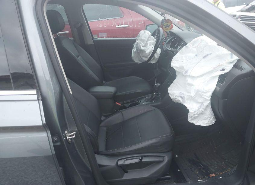 Photo 5 of 2019 Volkswagen Tiguan 2.0T SE/2.0T SEL/2.0T SEL R-LINE/2.0T SEL R-LINE BLACK (VIN 3VV3B7AX9KM046195)