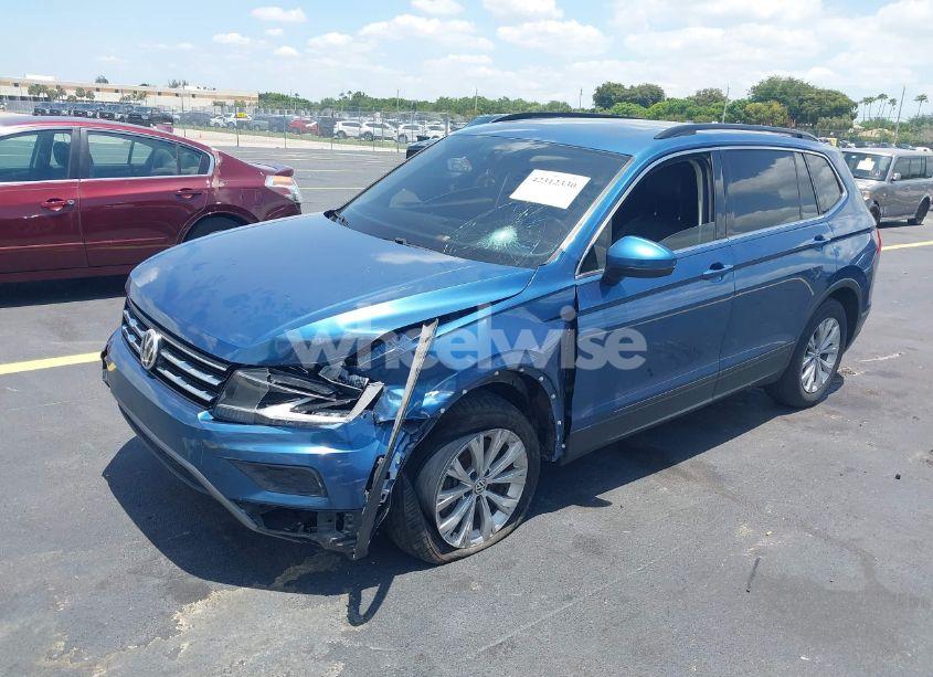 Photo 2 of 2019 Volkswagen Tiguan 2.0T SE/2.0T SEL/2.0T SEL R-LINE/2.0T SEL R-LINE BLACK (VIN 3VV3B7AX9KM057438)