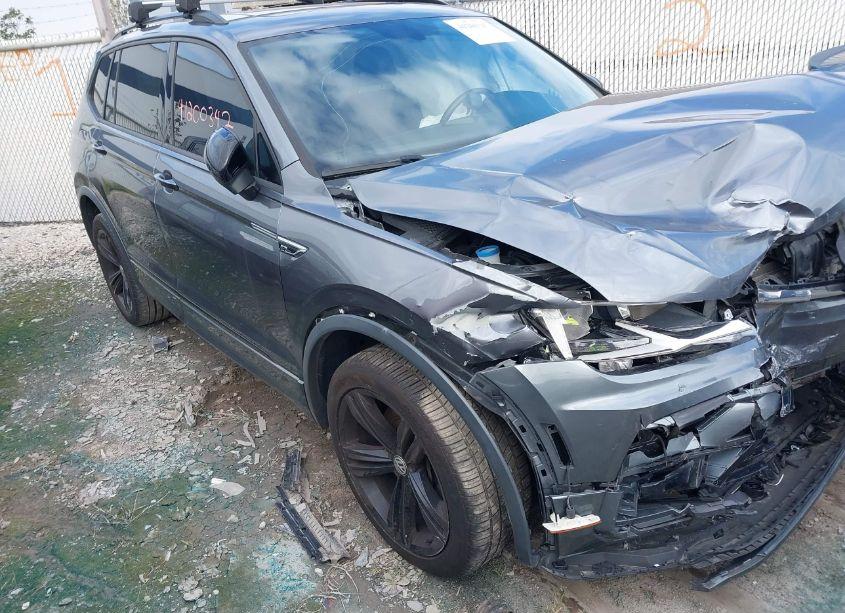 Photo 18 of 2019 Volkswagen Tiguan 2.0T SE/2.0T SEL/2.0T SEL R-LINE/2.0T SEL R-LINE BLACK (VIN 3VV3B7AX9KM134454)