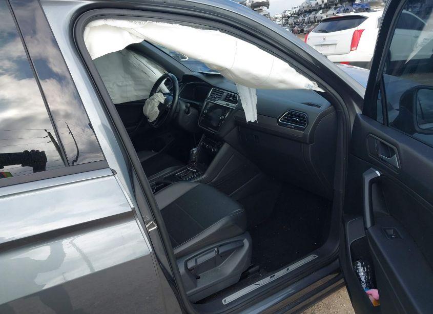 Photo 5 of 2019 Volkswagen Tiguan 2.0T SE/2.0T SEL/2.0T SEL R-LINE/2.0T SEL R-LINE BLACK (VIN 3VV3B7AX9KM134454)