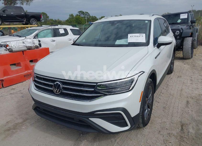 Photo 2 of 2023 Volkswagen Tiguan 2.0T SE (VIN 3VV3B7AX9PM003760)