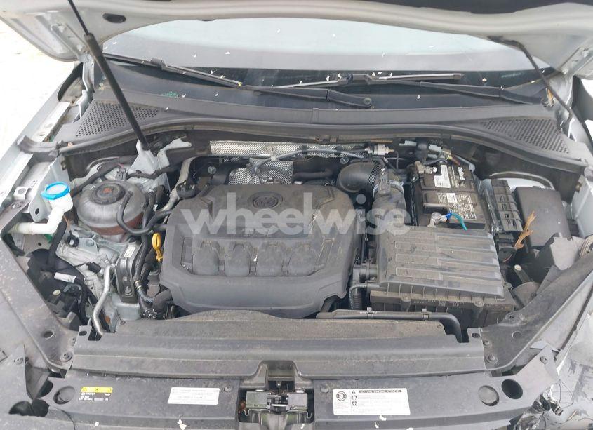 Photo 10 of 2018 Volkswagen Tiguan 2.0T SE/2.0T SEL (VIN 3VV3B7AXXJM039125)