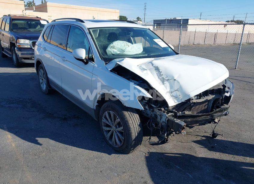 2018 Volkswagen Tiguan 2.0T SE/2.0T SEL (VIN 3VV3B7AXXJM120741) main photo