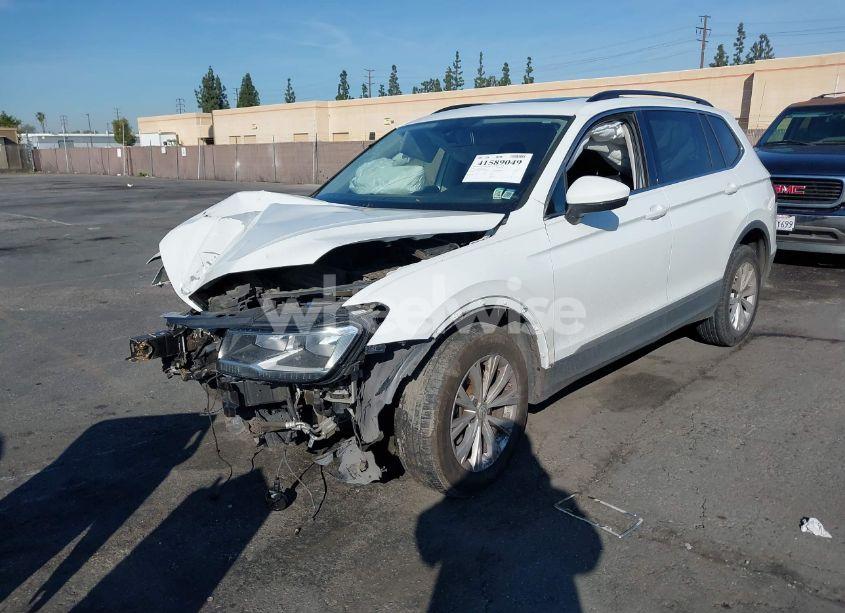Photo 2 of 2018 Volkswagen Tiguan 2.0T SE/2.0T SEL (VIN 3VV3B7AXXJM120741)