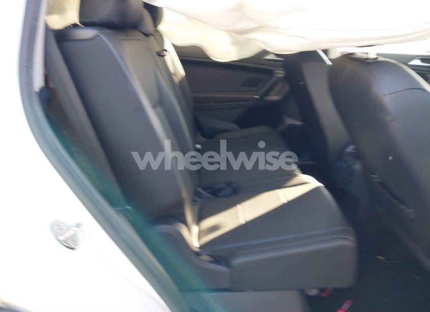 Photo 8 of 2018 Volkswagen Tiguan 2.0T SE/2.0T SEL (VIN 3VV3B7AXXJM120741)