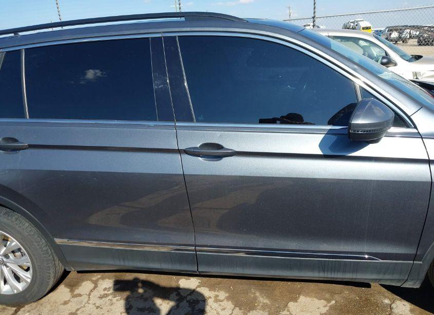 Photo 13 of 2018 Volkswagen Tiguan 2.0T SE/2.0T SEL (VIN 3VV3B7AXXJM187789)