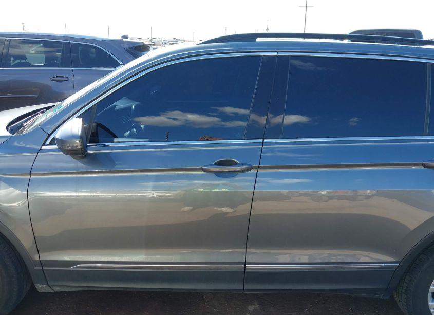 Photo 14 of 2018 Volkswagen Tiguan 2.0T SE/2.0T SEL (VIN 3VV3B7AXXJM187789)