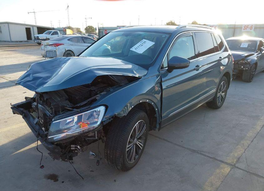 Photo 2 of 2019 Volkswagen Tiguan 2.0T SE/2.0T SEL/2.0T SEL R-LINE/2.0T SEL R-LINE BLACK (VIN 3VV3B7AXXKM079965)