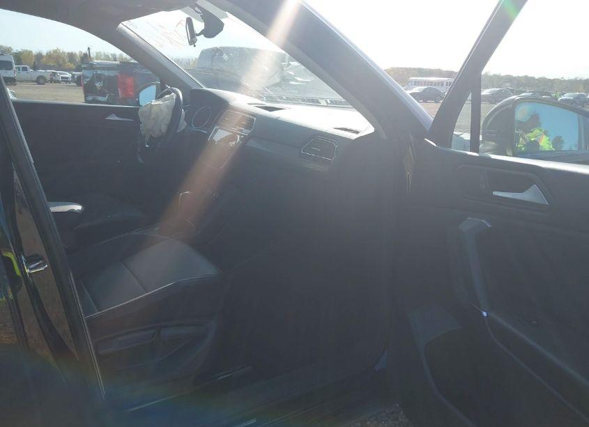 Photo 5 of 2020 Volkswagen Tiguan 2.0T SE/2.0T SE R-LINE BLACK/2.0T SEL (VIN 3VV3B7AXXLM106499)