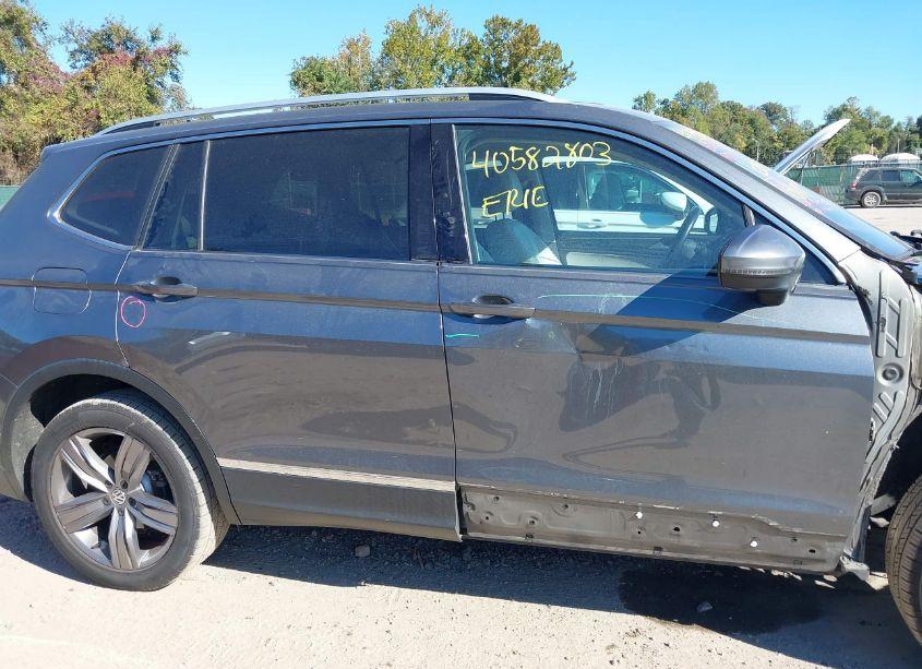 Photo 18 of 2018 Volkswagen Tiguan 2.0T SEL PREMIUM (VIN 3VV4B7AX0JM203535)