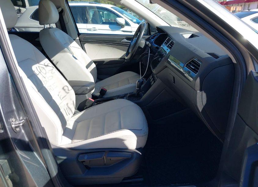 Photo 5 of 2018 Volkswagen Tiguan 2.0T SEL PREMIUM (VIN 3VV4B7AX0JM203535)