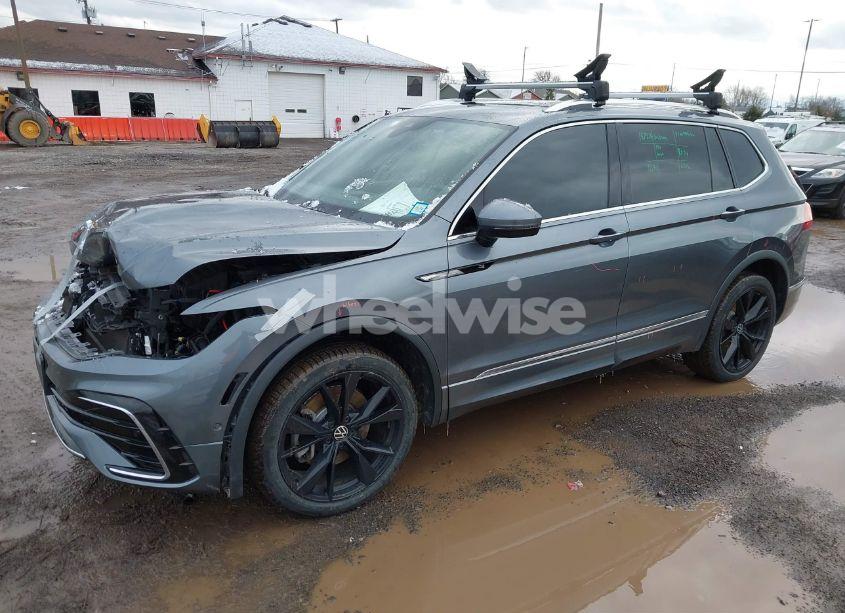 Photo 2 of 2022 Volkswagen Tiguan 2.0T SEL R-LINE (VIN 3VV4B7AX0NM151894)