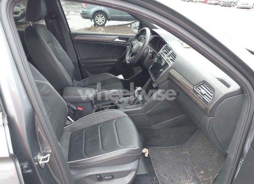 Photo 5 of 2022 Volkswagen Tiguan 2.0T SEL R-LINE (VIN 3VV4B7AX0NM151894)