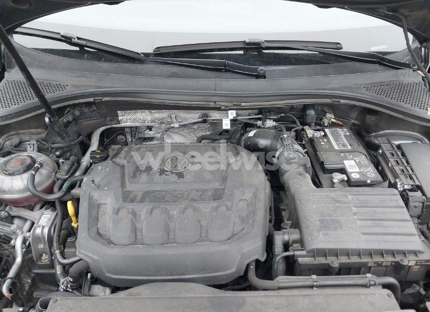 Photo 10 of 2022 Volkswagen Tiguan 2.0T SEL R-LINE (VIN 3VV4B7AX1NM159048)