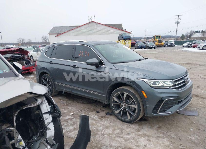 Photo 13 of 2022 Volkswagen Tiguan 2.0T SEL R-LINE (VIN 3VV4B7AX1NM159048)