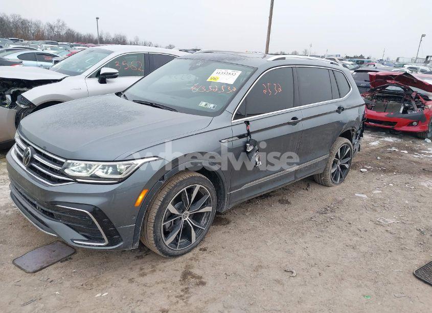 Photo 2 of 2022 Volkswagen Tiguan 2.0T SEL R-LINE (VIN 3VV4B7AX1NM159048)