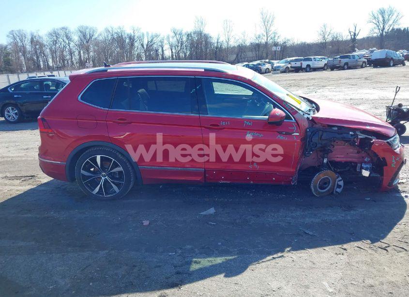 Photo 13 of 2024 Volkswagen Tiguan 2.0T SEL R-LINE (VIN 3VV4B7AX1RM154499)