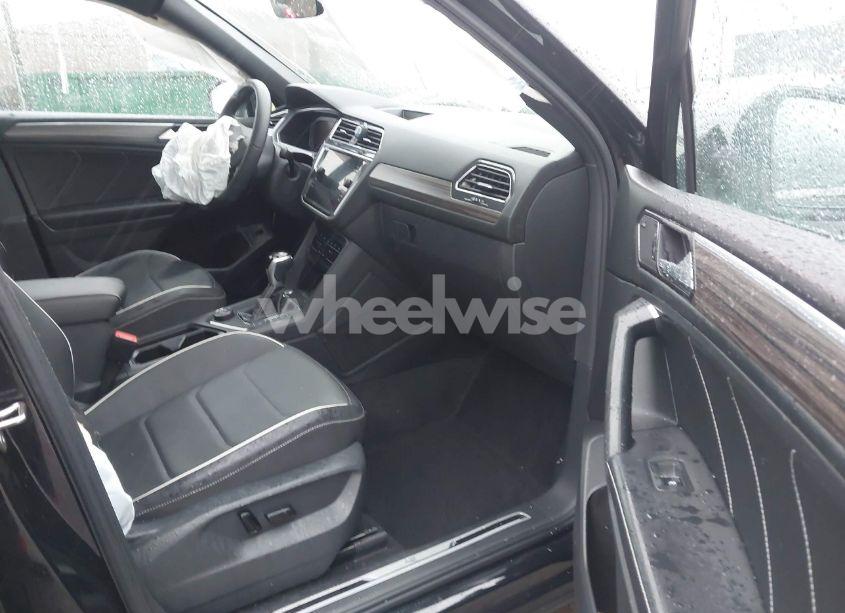 Photo 5 of 2022 Volkswagen Tiguan 2.0T SEL R-LINE (VIN 3VV4B7AX3NM046685)