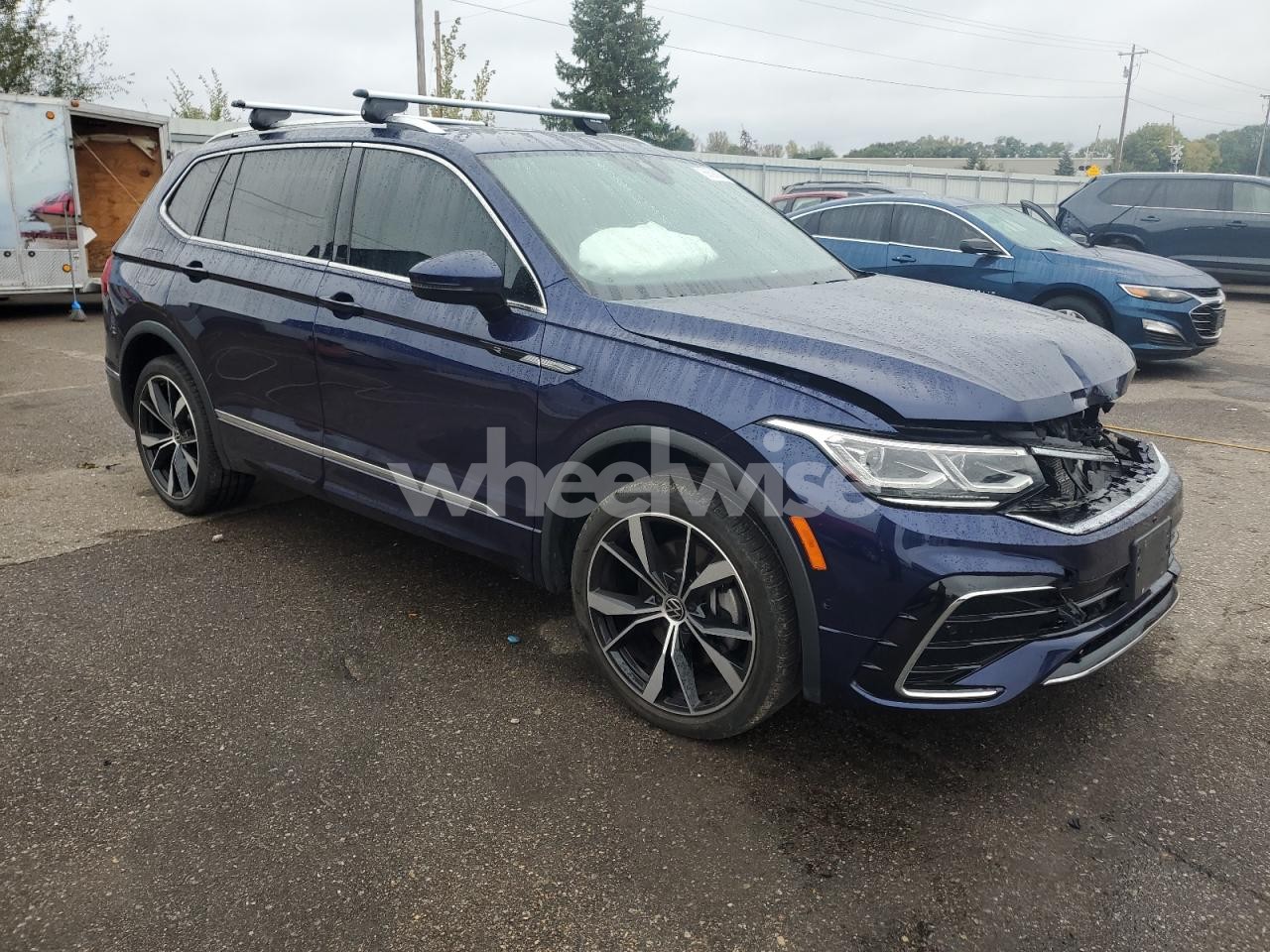 Photo 4 of 2022 VOLKSWAGEN TIGUAN SEL R-LINE (VIN 3VV4B7AX3NM053233)