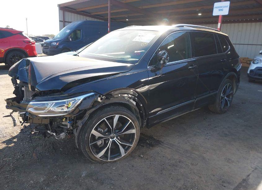 Photo 2 of 2022 Volkswagen Tiguan 2.0T SEL R-LINE (VIN 3VV4B7AX3NM065477)