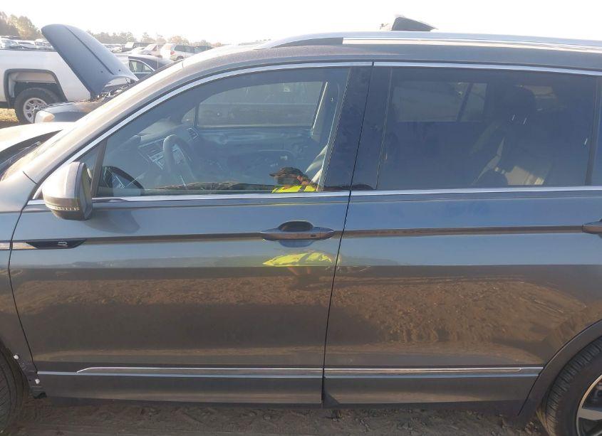 Photo 15 of 2023 Volkswagen Tiguan 2.0T SEL R-LINE (VIN 3VV4B7AX3PM105379)