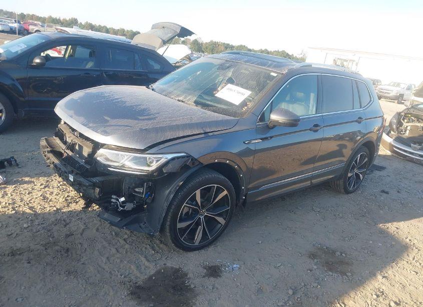 Photo 2 of 2023 Volkswagen Tiguan 2.0T SEL R-LINE (VIN 3VV4B7AX3PM105379)