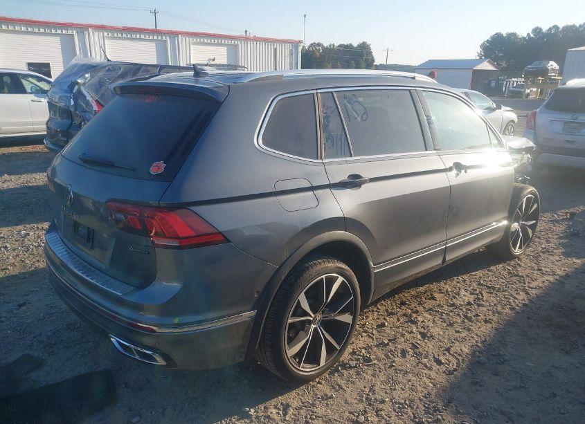Photo 4 of 2023 Volkswagen Tiguan 2.0T SEL R-LINE (VIN 3VV4B7AX3PM105379)