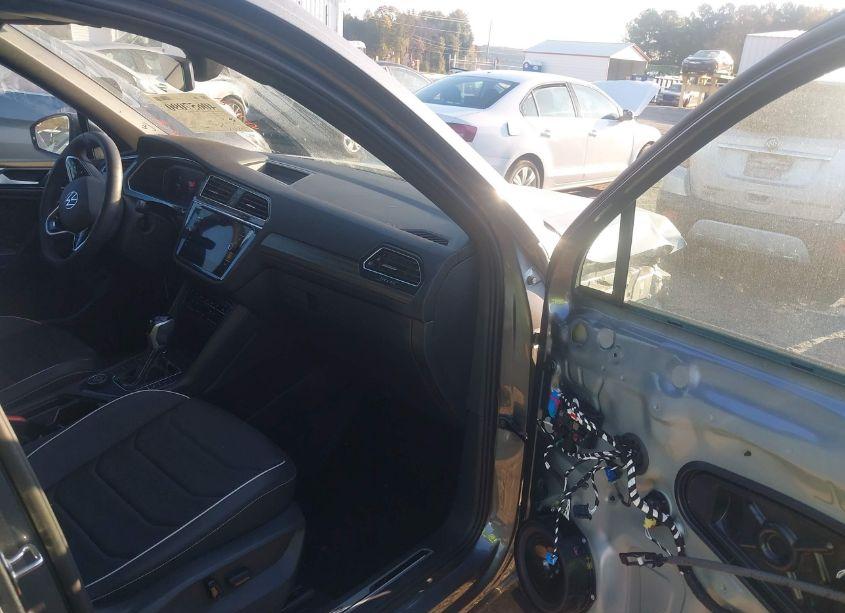 Photo 5 of 2023 Volkswagen Tiguan 2.0T SEL R-LINE (VIN 3VV4B7AX3PM105379)
