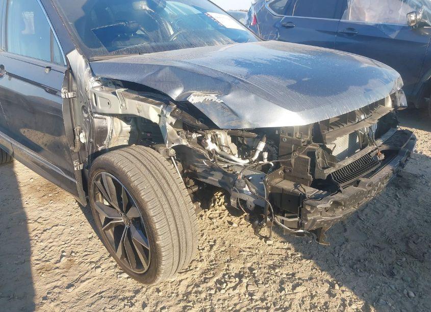 Photo 6 of 2023 Volkswagen Tiguan 2.0T SEL R-LINE (VIN 3VV4B7AX3PM105379)