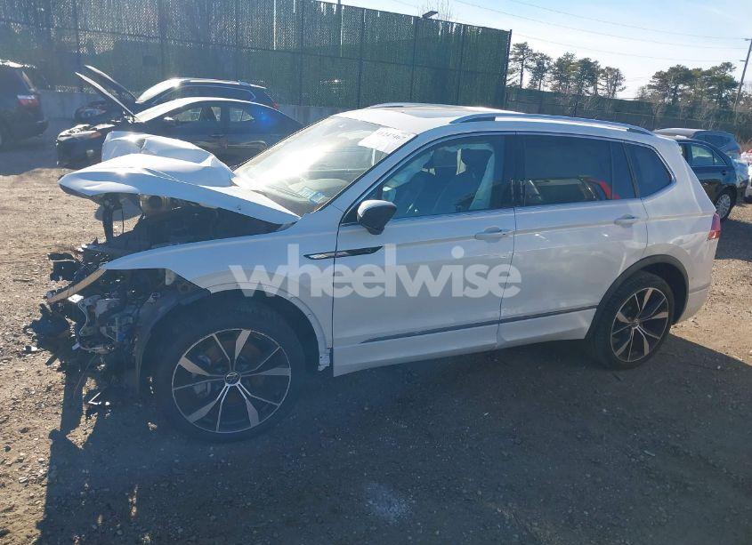Photo 13 of 2024 Volkswagen Tiguan 2.0T SEL R-LINE (VIN 3VV4B7AX3RM055151)