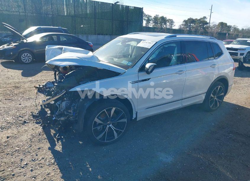 Photo 2 of 2024 Volkswagen Tiguan 2.0T SEL R-LINE (VIN 3VV4B7AX3RM055151)