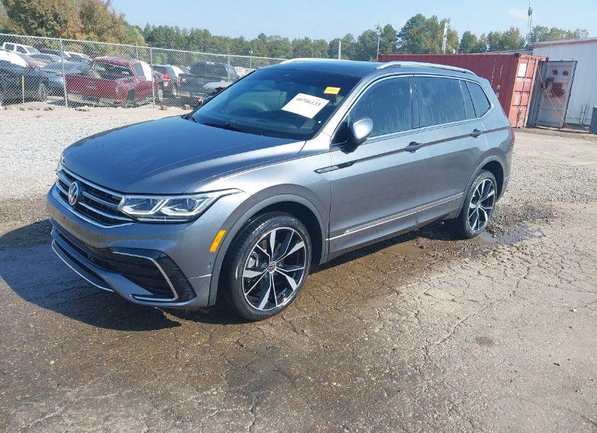 Photo 2 of 2022 Volkswagen Tiguan 2.0T SEL R-LINE (VIN 3VV4B7AX5NM057221)