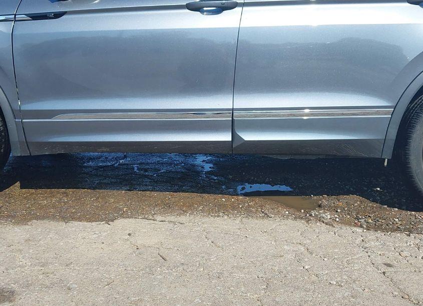 Photo 6 of 2022 Volkswagen Tiguan 2.0T SEL R-LINE (VIN 3VV4B7AX5NM057221)