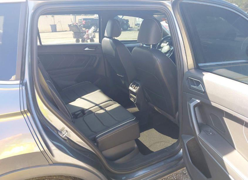 Photo 8 of 2022 Volkswagen Tiguan 2.0T SEL R-LINE (VIN 3VV4B7AX5NM057221)