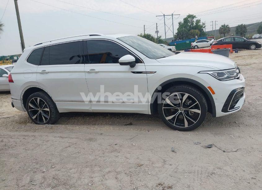 Photo 13 of 2022 Volkswagen Tiguan 2.0T SEL R-LINE (VIN 3VV4B7AX5NM111133)