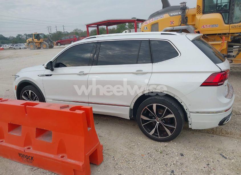 Photo 14 of 2022 Volkswagen Tiguan 2.0T SEL R-LINE (VIN 3VV4B7AX5NM111133)