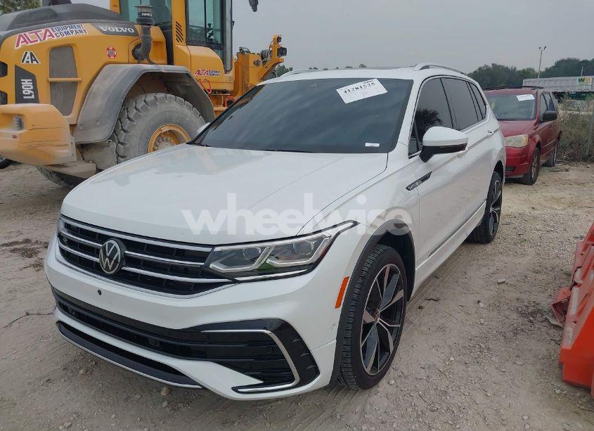 Photo 2 of 2022 Volkswagen Tiguan 2.0T SEL R-LINE (VIN 3VV4B7AX5NM111133)