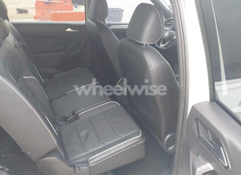 Photo 8 of 2022 Volkswagen Tiguan 2.0T SEL R-LINE (VIN 3VV4B7AX5NM111133)