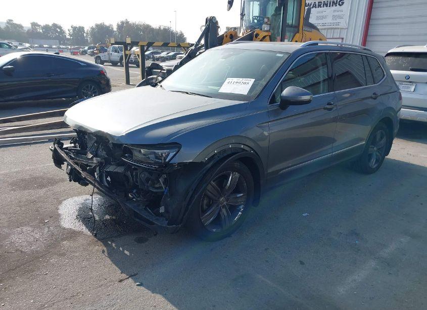 Photo 2 of 2018 Volkswagen Tiguan 2.0T SEL PREMIUM (VIN 3VV4B7AX6JM198938)