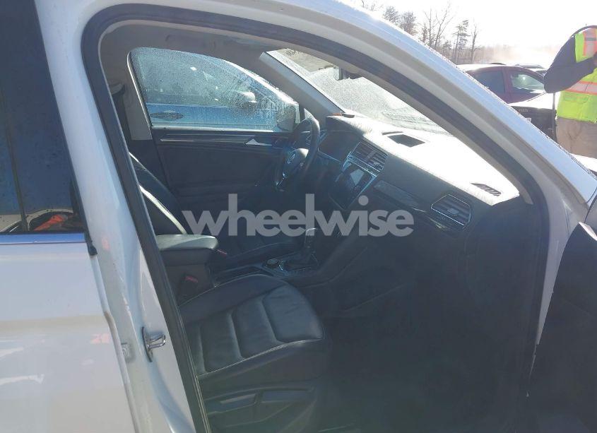 Photo 5 of 2018 Volkswagen Tiguan 2.0T SEL PREMIUM (VIN 3VV4B7AX7JM172073)