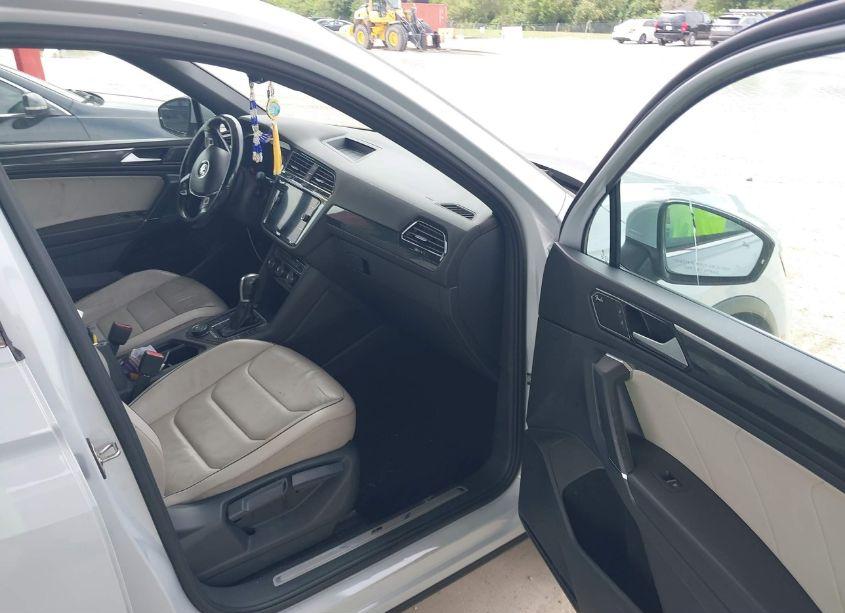 Photo 5 of 2018 Volkswagen Tiguan 2.0T SEL PREMIUM (VIN 3VV4B7AX7JM182912)