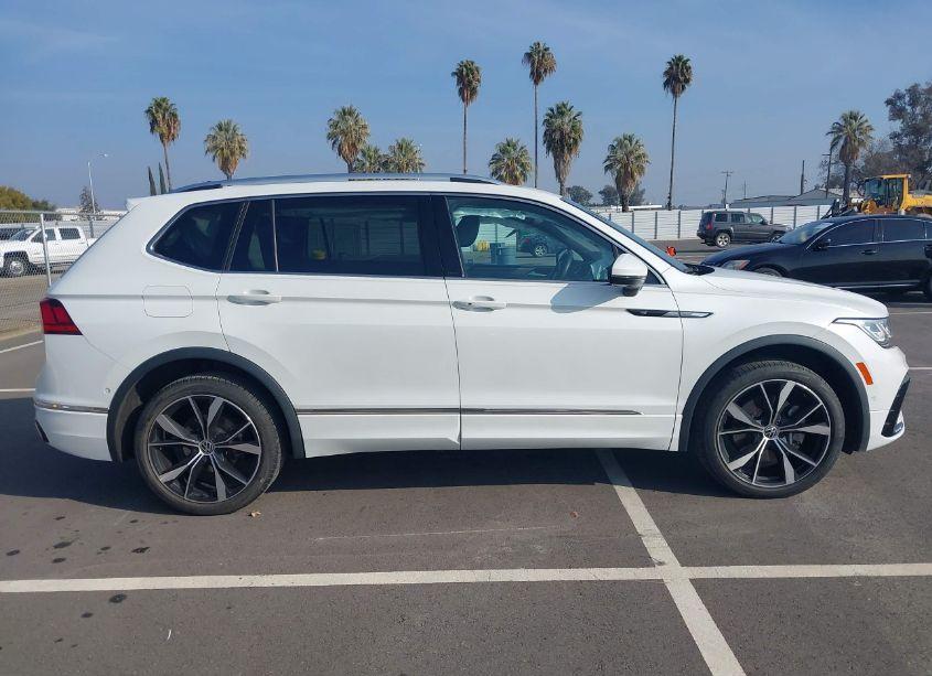 Photo 13 of 2022 Volkswagen Tiguan 2.0T SEL R-LINE (VIN 3VV4B7AX7NM023457)