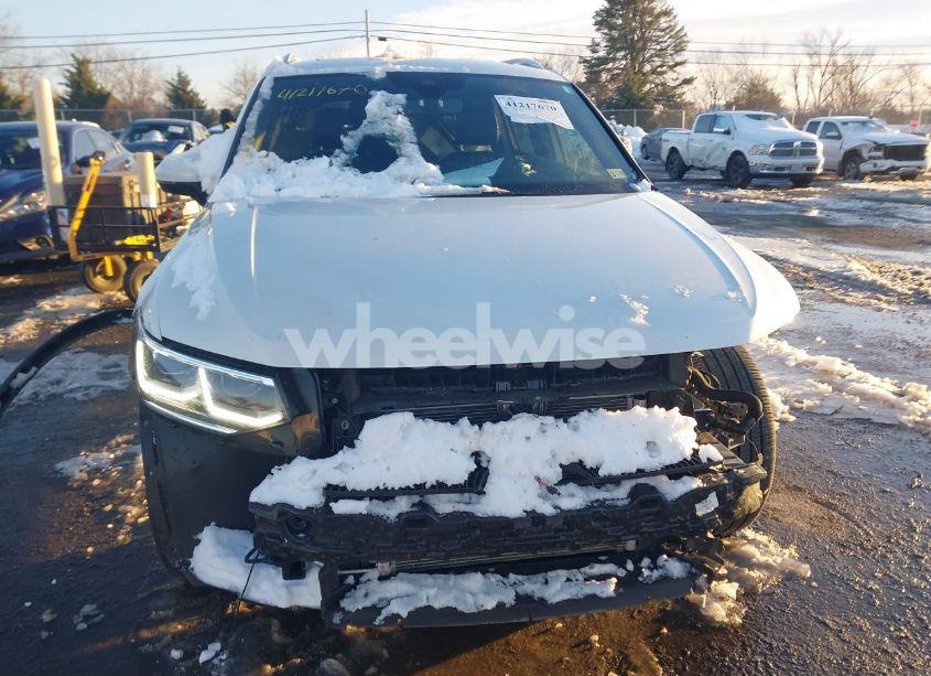 Photo 12 of 2024 Volkswagen Tiguan 2.0T SEL R-LINE (VIN 3VV4B7AX7RM101032)