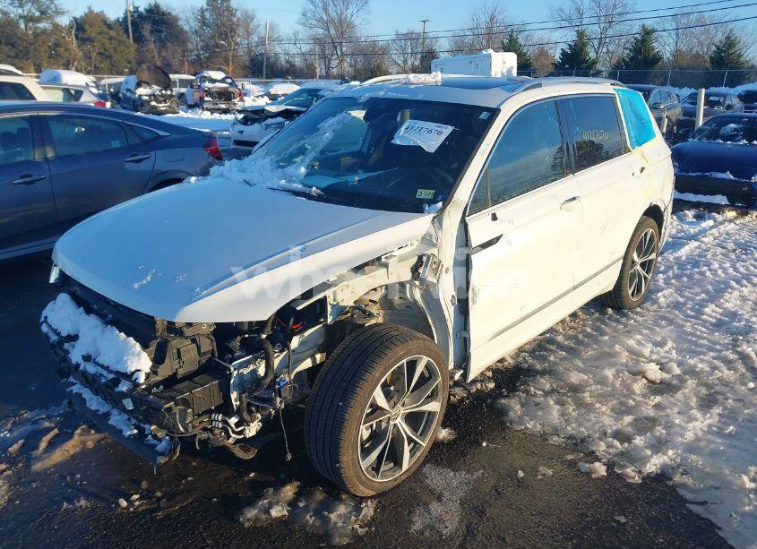 Photo 2 of 2024 Volkswagen Tiguan 2.0T SEL R-LINE (VIN 3VV4B7AX7RM101032)