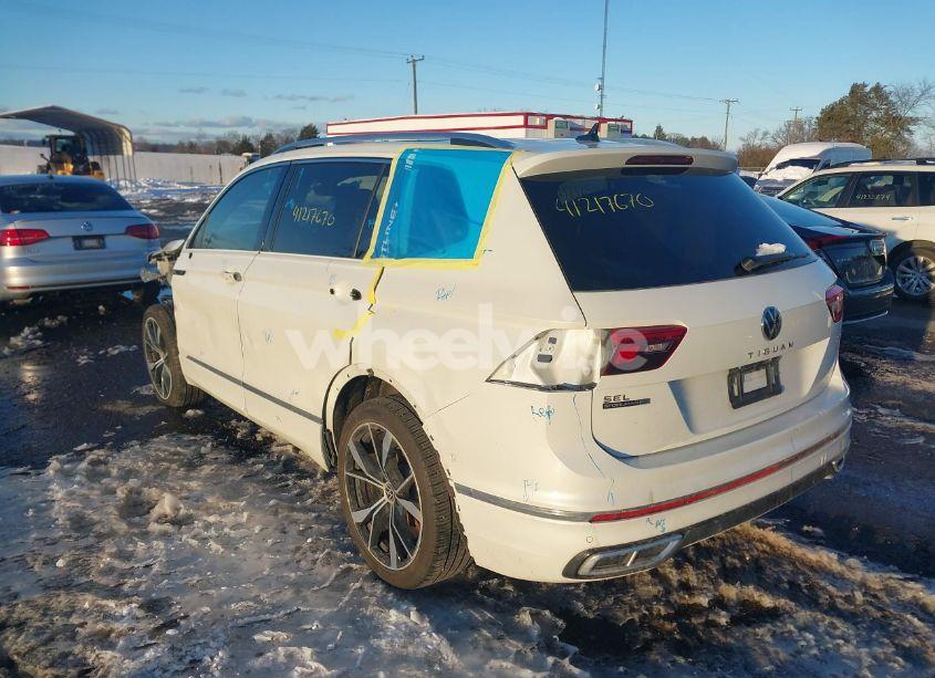 Photo 3 of 2024 Volkswagen Tiguan 2.0T SEL R-LINE (VIN 3VV4B7AX7RM101032)