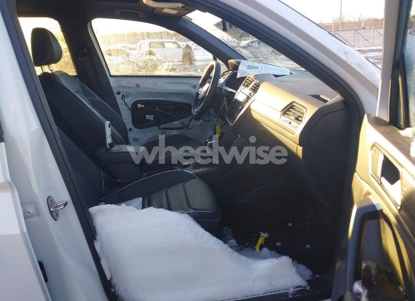 Photo 5 of 2024 Volkswagen Tiguan 2.0T SEL R-LINE (VIN 3VV4B7AX7RM101032)
