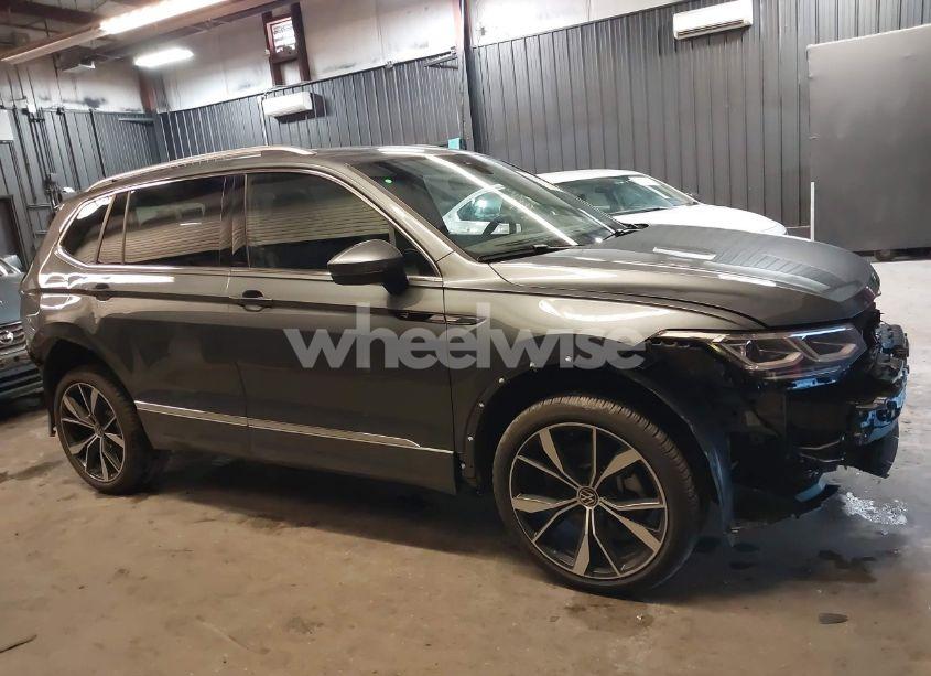 Photo 14 of 2024 Volkswagen Tiguan 2.0T SEL R-LINE (VIN 3VV4B7AX7RM119627)