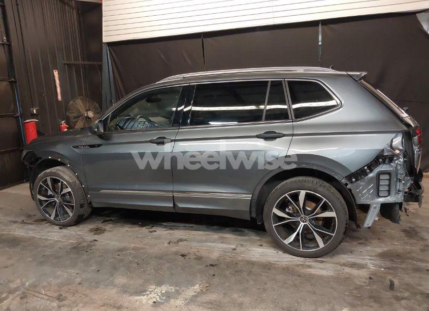 Photo 15 of 2024 Volkswagen Tiguan 2.0T SEL R-LINE (VIN 3VV4B7AX7RM119627)
